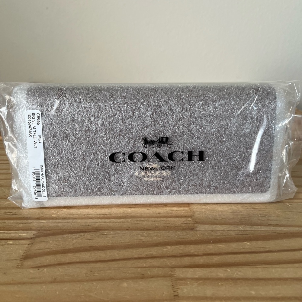 Coach Signature Slim Trifold Wallet🎈🎈 - Picture 10 of 10
